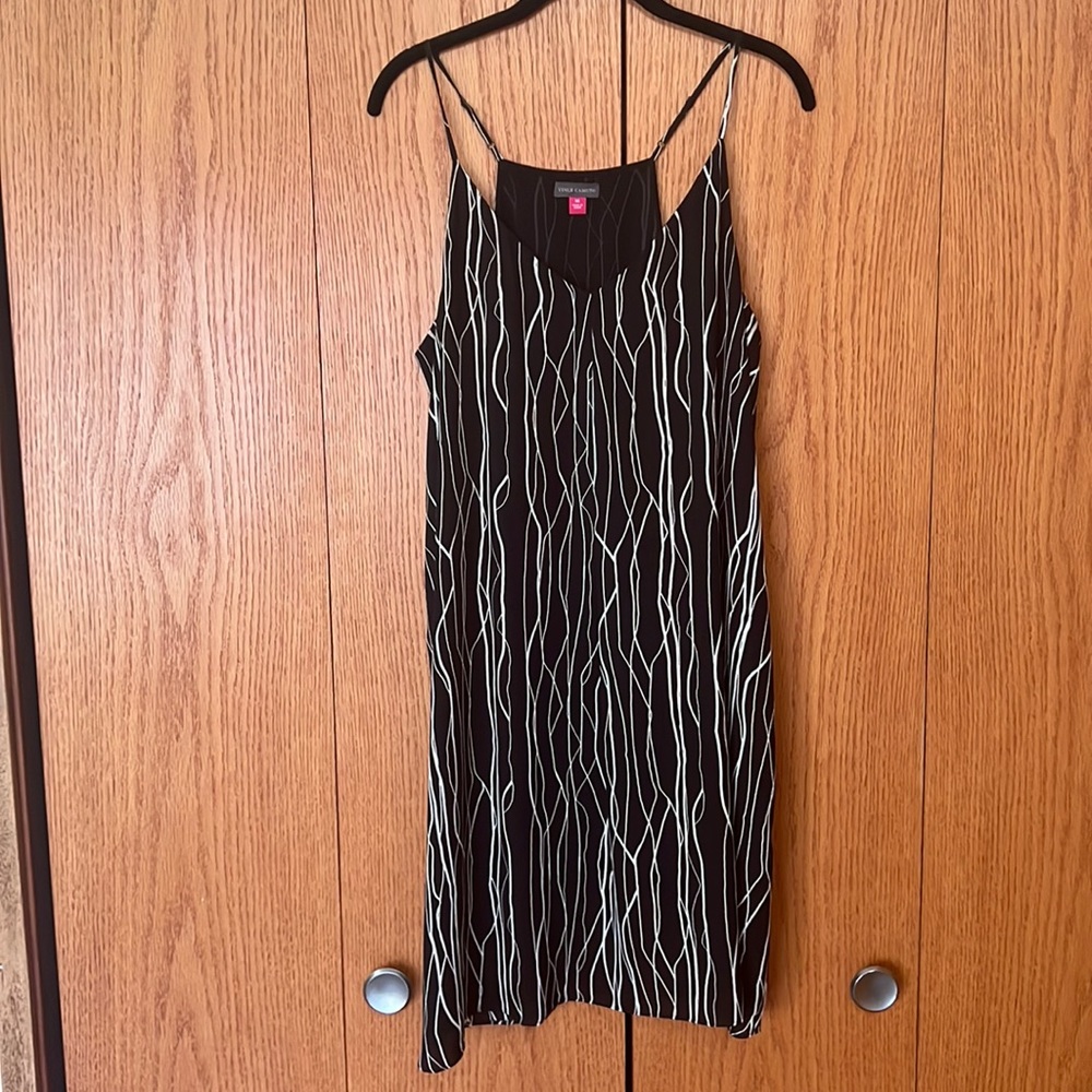 Vince Camuto shift dress size M, adjustable spaghetti straps, black/white